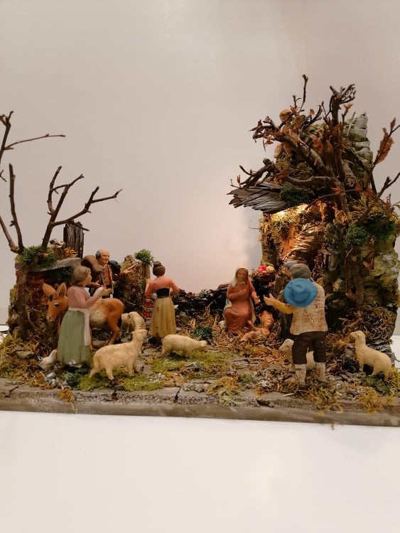 Presepe artigianale in sughero, completo di luce e pastori in terracotta da  10 cm